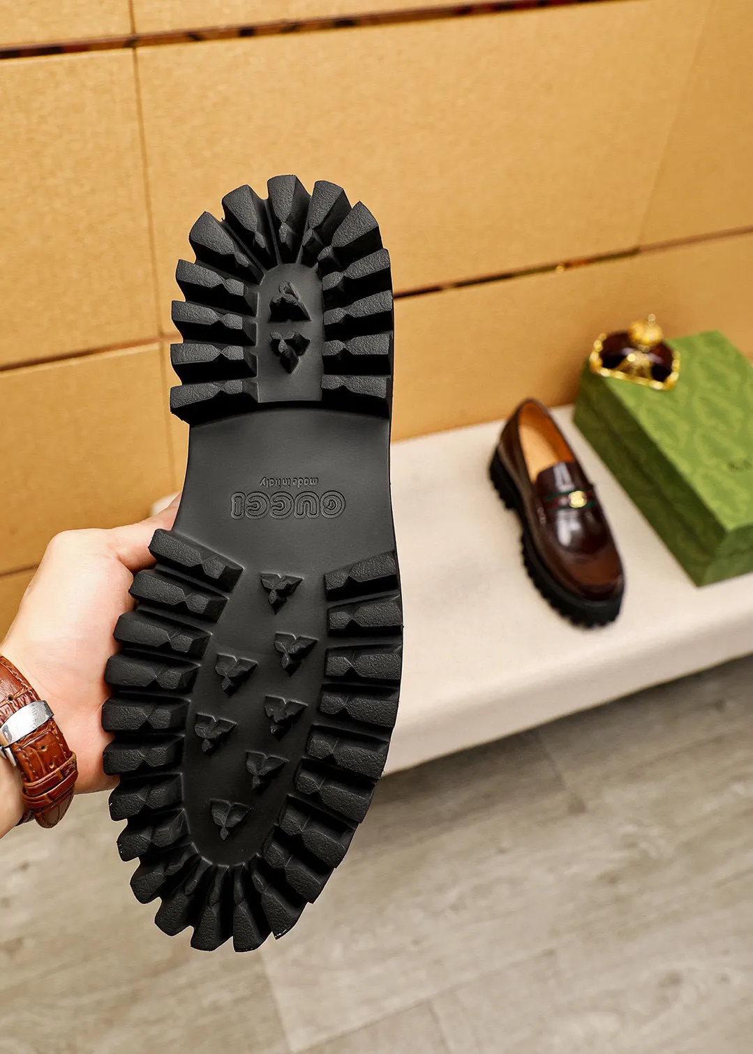 Men's shoes 💰580 💐 Product trademark: GUCCI "Gucci" casual leather shoes Regular size: 38-44 (45.46🉑️customized) Product materials: Selected imported first-layer open-edge beaded cowhide leather upper + luxury hardware buckle, imported water-dyed cowhide leather lining. Strong three-dimensional visual effect, original foam outsole Color: 2⃣️colors available